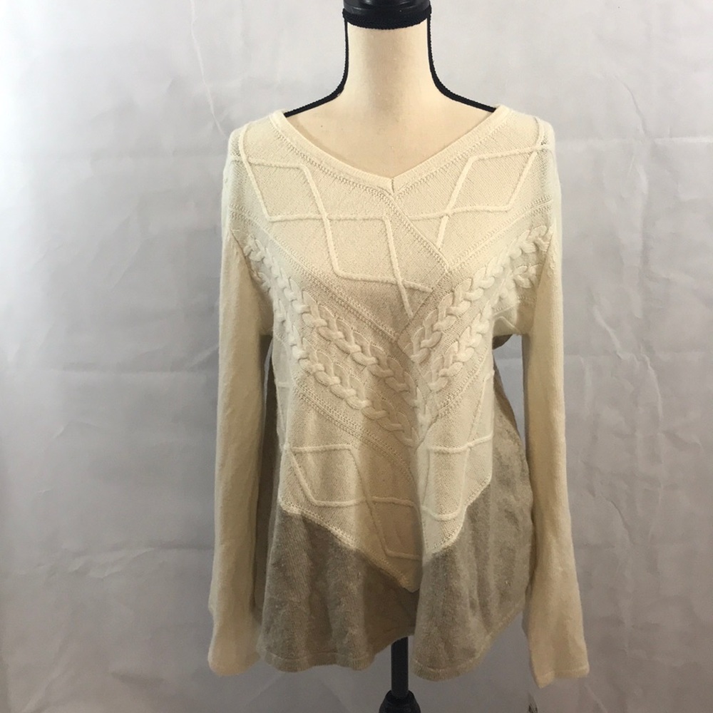 NWT Women’s  pullover sweater 2 toned V neck